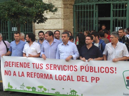 El alcalde de Espera, con otros representantes de IU, con una pancarta en contra de la reforma de la administración local del PP.