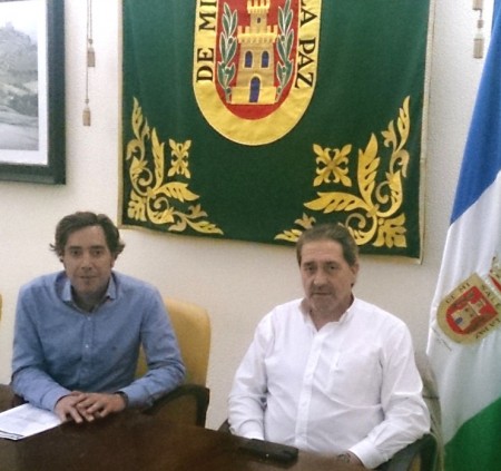 El concejal de Festejos, José Antonio Mulero, y el pregonero del Carnaval de Olvera de 2014, Carlos Barroso.