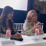 La delegada territorial de Desarrollo Educativo, Formación Profesional y Universidad de la Junta de Andalucía, Isabel Paredes, y la directora del CEP, Mª Angélica Pan.