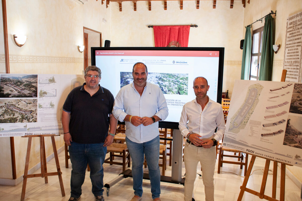 Antonio Aragón y Carlos García con los paneles expositivos de modificación del PGOU.